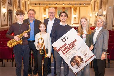 Beim großen Jubiläumskonzert der Eisenstädter Schulen im Haydnsaal des Schlosses Esterházy: (v.l.n.r.) Matthias Fink, Bildungsdirektor Alfred Lehner, Enya Stangl, Bürgermeister Thomas Steiner, Otto Frank, Magdalena Tinhof und Karin Tinhof. Gemeinsam feierten sie das 100-jährige Jubiläum der Landeshauptstadt Eisenstadt mit einem beeindruckenden musikalischen Abend.