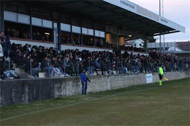 Beim letzten Derby im Gansbärenstadion waren 1200 Fans dabei, diesmal werden es wohl mindestens so viele sein. 