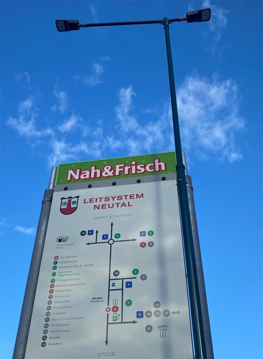 Beim neuen Ortsleitsystem vor dem Gemeindeamt in Neutal. Der Ausbau der modernen und energiesparenden Technologie der LED-Straßenbeleuchtung soll in der Gemeinde Neutal in den nächsten drei Jahren abgeschlossen werden. 