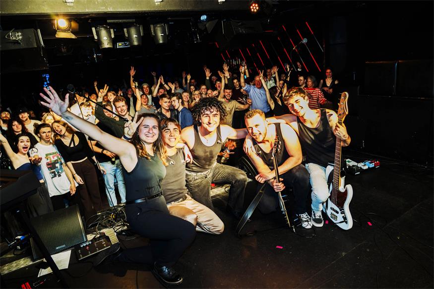 Benjamin Gedeon (3.v.r.) und die Band „The Thumbs“ mit Julia Aspan, Levi Luckart, Sandro Humitsch und Raphael Kepplinger