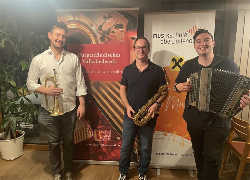 Benjamin Redlbacher (Musikschullehrer & Vertreter des Volksliedwerks Burgenland), Bürgermeister Markus Landauer (Obmann des Musikvereins Franz Liszt Raiding) und Dominik Bada (Musikschullehrer) begleiteten den Abend mit großem Engagement.
