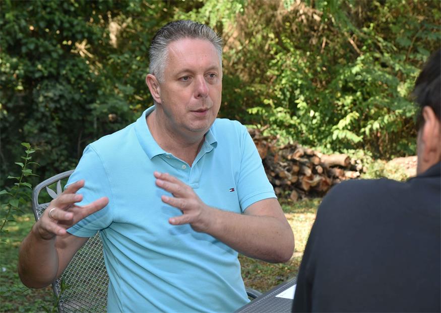 Bereit für den politischen Herbst. Alexander Petschnig beim Interview im Garten der FPÖ-Zentrale in Eisenstadt.