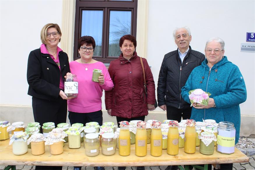 Bernadette Wendl, Eveline Schermann, Maria Polster, Rudolf Leitner und Maria Art boten Suppe zum Mitnehmen an.