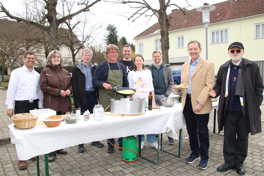 Bernd Katona, Brigitta Lackner, Franz Leitner, Hannes Moser, Sebastian Konrath, Natascha Huber und Florian Jestl mit ÖVP-Bezirksparteiobmann Niki Berlakovich und Pfarrer Anton Kolic.