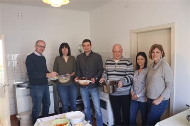 Bernhard Reisner, Mariella Kamper, Patrick Kamper, Robert Schwarz, Eva Schrey und Karin Stifter konnten sich beim Suppenessen über viele Gäste freuen. 