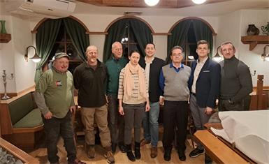Beschlossen Zusammenarbeit (v.l.n.r.): Andreas Zarits (Liste7000), Thomas Dunkl (FPÖ), Peter-Paul Flatz (FPÖ), Schmid Anita (Liste7000), Stadtparteiobmann Bernhard Skaumal (FPÖ), Günter Kirchknopf (Klartext), Ersatz-Gemeinderat Linus Kopetzky (FPÖ) und Martin Fraisl (Liste7000). 