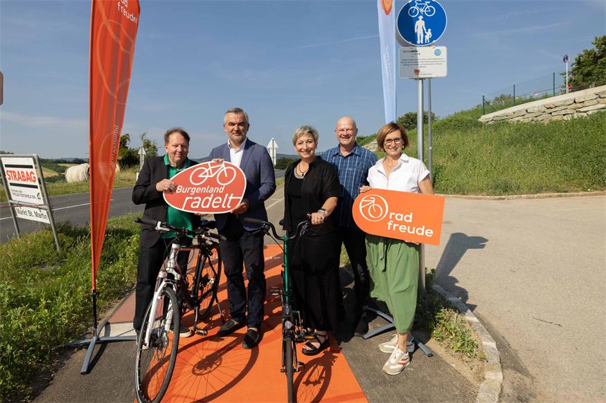 Besichtigten den neuen, kombinierten Geh- und Radweg, der vom Ortsende Wiesen zum Bahnhof Wiesen-Sigleß führt: Bürgermeister Matthias Weghofer (Wiesen), Landesrat Heinrich Dorner, LAbg. Bürgermeisterin Claudia Schlager (Mattersburg), Bernd Wessely, Eigenbetrieb Bau und Betrieb Burgenland und Christine Zopf-Renner, Leiterin Mobilitätszentrale Burgenland (v.l.).