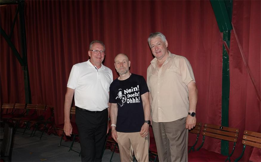 Beste Laune im Lustspielhaus. Sonnentherme-Marketingleiter Hans-Peter Filz, Hauptakteur Roland Düringer und Lustspielhaus-Techniker Christian Gradwohl (v. l.) nach dem gelungenen „Regenerationsabend 3.0“.