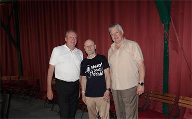 Beste Laune im Lustspielhaus. Sonnentherme-Marketingleiter Hans-Peter Filz, Hauptakteur Roland Düringer und Lustspielhaus-Techniker Christian Gradwohl (v. l.) nach dem gelungenen „Regenerationsabend 3.0“.
