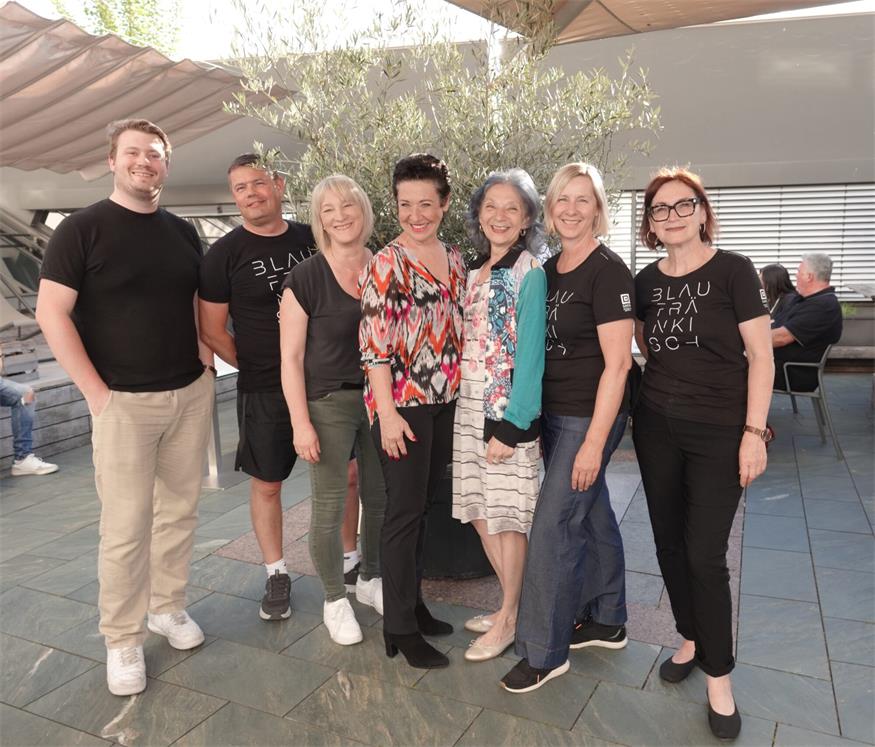 Beste Stimmung bei Wein & Kultur. Markus sowie Andreas und Daniela Dostal (Veranstalterin), die Künstlerinnen Andrea Händler und Eva Billisich sowie Martina Filz und Petra Spanitz (v. l.) stießen im Weingut Gager auf den rundum gelungenen Kabarett-Abend an.