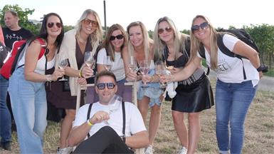 Beste Stimmung in den Rieden. Isabella, Stefanie, Silvia, Sabine, Sandra, Carina und Johannes (vorne) stießen bei der Weingartenwanderung auf einen gelungenen Tag an.