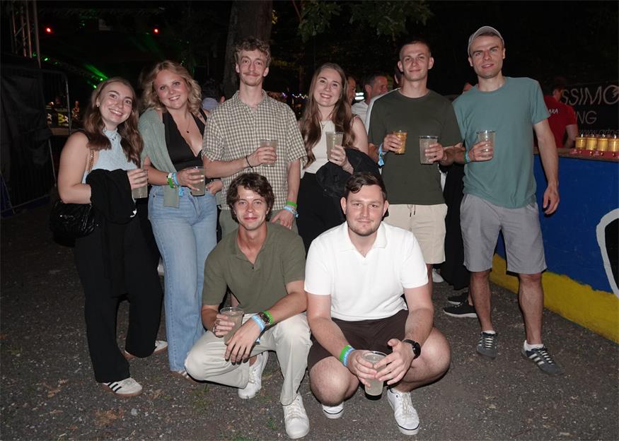 Beste Stimmung unter den Eichen. Diese gut gelaunte Truppe genoss das Hosnhaara Fest 2026 sichtlich und feierte eine laue Sommernacht in Weppersdorf.