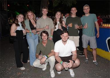Beste Stimmung unter den Eichen. Diese gut gelaunte Truppe genoss das Hosnhaara Fest 2026 sichtlich und feierte eine laue Sommernacht in Weppersdorf.