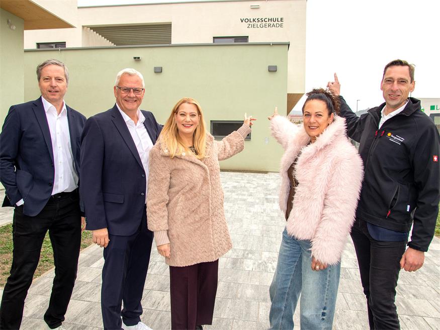 Besuch am Campus (v.l.): Dietmar Eiszner, Leiter der Abteilung Bildung und Sport im Magistrat Eisenstadt, Bürgermeister Thomas Steiner, Bildungslandesrätin Daniela Winkler, Vizebürgermeisterin Charlotte Toth-Kanyak Christian Weiß von der Projektentwicklung Burgenland. 