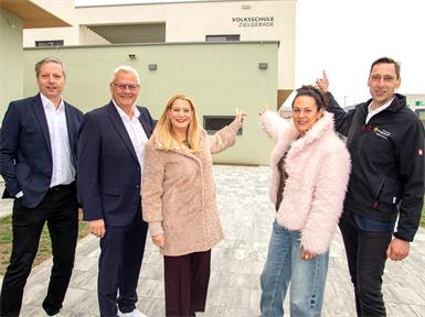 Besuch am Campus (v.l.): Dietmar Eiszner, Leiter der Abteilung Bildung und Sport im Magistrat Eisenstadt, Bürgermeister Thomas Steiner, Bildungslandesrätin Daniela Winkler, Vizebürgermeisterin Charlotte Toth-Kanyak Christian Weiß von der Projektentwicklung Burgenland. 