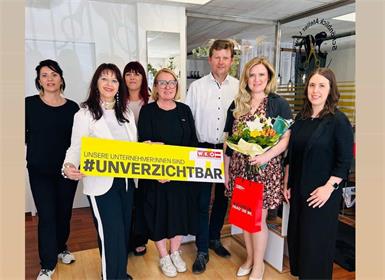 Besuch am neuen Standort. Vertreter von Wirtschaftskammer und Politik gratulierten zur gelungenen Übersiedlung in die Spitalstraße 5. Im Bild (v.l.n.r.): Das „Schönblick Atelier“-Mitarbeiterin Ivana Malkic, Wirtschaftskammer-Regionalstellenobfrau Martina Mohapp, Daniela Sattler von der Wirtschaftskammer-Regionalstelle, Landesinnungsmeisterin der burgenländischen Friseure Rita Schermann, Bürgermeister Hannes Heisz, das „Schönblick Atelier“-Inhaberin Jutta Krutzler und das „Schönblick Atelier“-Mitarbeiterin Denise Patek.