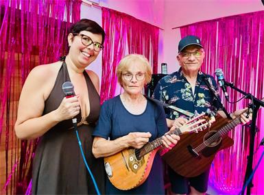 Besuch aus Deutschland: Rosi Langer und Rudi Wukovich mit Sängerin Nicole Jeckel (l.). Die drei Musiker sorgten beim Kirtagsausklang im Draßburger Café Dorfleben für beste Stimmung. 