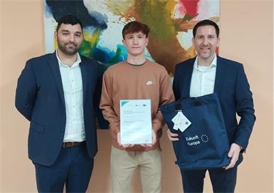Betreuer Bejamin Skolik , Fabian Blazovich und Direktor Markus Neuhold freuen sich über den Preis.