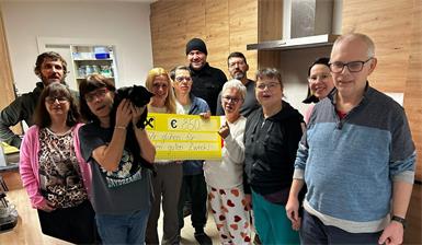 Betreuer Manuel Niklos, Vizebürgermeisterin Heidi Galumbo mit den Gemeinderäten Paul Tschida, Michael Nekowitsch und Dagmar Bründlmayer bei der Übergabe der Spendensumme an die Bewohnerinnen und Bewohner in der neuen Küche der Wohngemeinschaft.