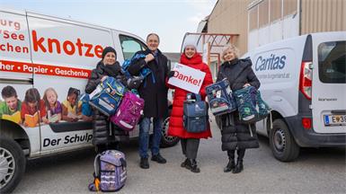 Bettina Schuh, Rudi Knotzer und Sylvia Knotzer übergaben die Spenden an Caritas-Direktorin Melanie Balaskovics 