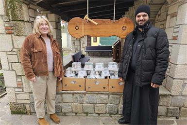 Bettina Zsabetich und P. Raphail (Vouvidis) vor den Hilfsgütern im Kloster in St. Andrä am Zicksee.