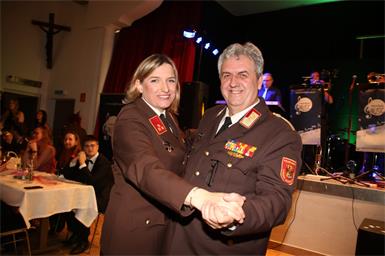 Bezirksfeuerwehrkommandant Martin Reidl führte zum Eröffnungstanz Feuerwehrjugend-Bezirksreferentin Barbara Wessely über die Tanzfläche.