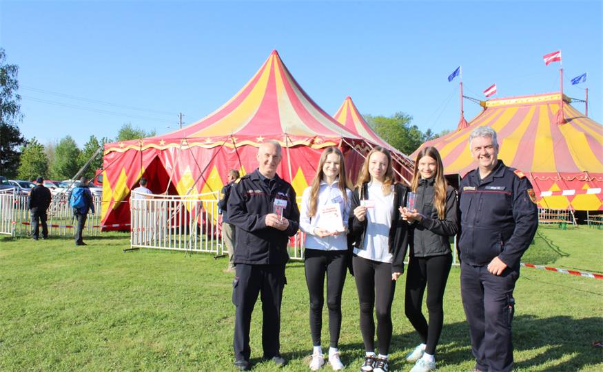 Bezirksfeuerwehrkommandant Martin Reidl (r.) und sein Stellvertreter Kurt Kappel konnten unter den zahlreichen Teilnehmerinnen und Teilnehmern auch Madeleine Karall, Luna Lang und Emma Kornfeind begrüßen.