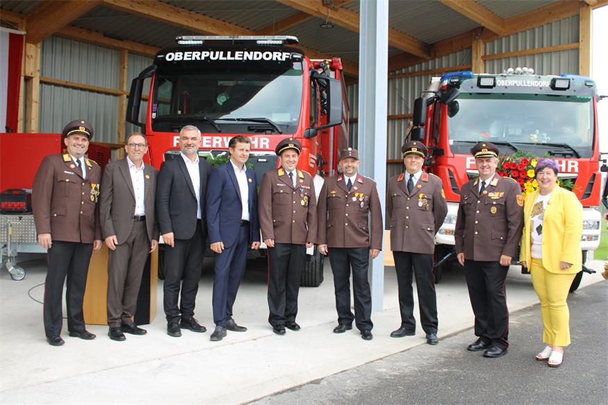 Bezirksfeuerwehrkommandantstellvertreter Gerald Schmidt, Vizebürgermeister Nikolaus Dominkovits, Landesrat Heinrich Dorner, Bürgermeister Johann Heisz, Feuerwehrkommandant Andreas Schmidt, Stadtrat Thomas Schmidt, Kommandantstellvertreter Harald Stinakovits, Landesfeuerwehrkommandantstellvertreter Martin Reidl und Vizebürgermeisterin Christina Köppel.