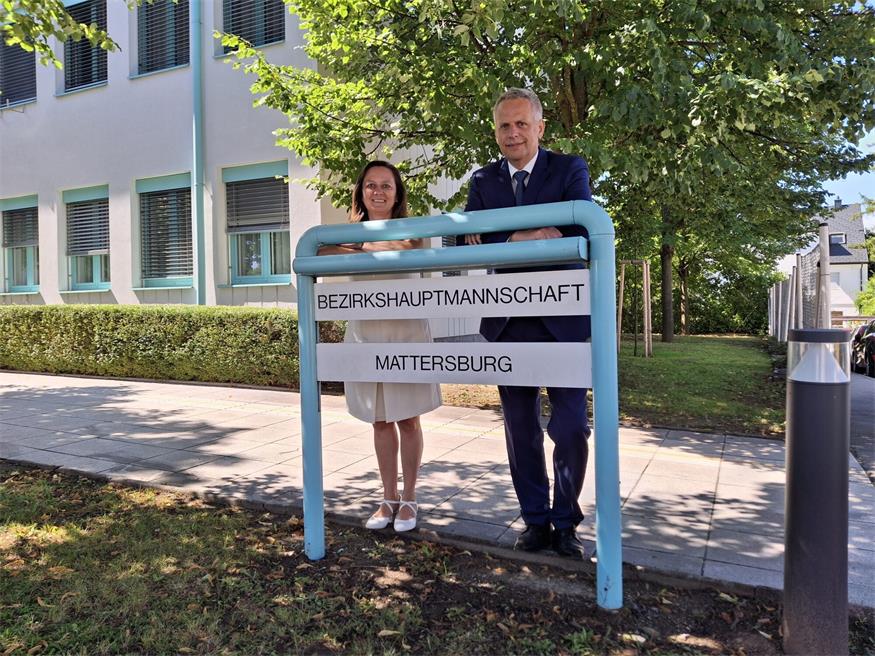 Bezirkshauptmann Gerald Kögl mit Stellvertreterin Jutta Luntzer vor der Bezirkshauptmannschaft Mattersburg.