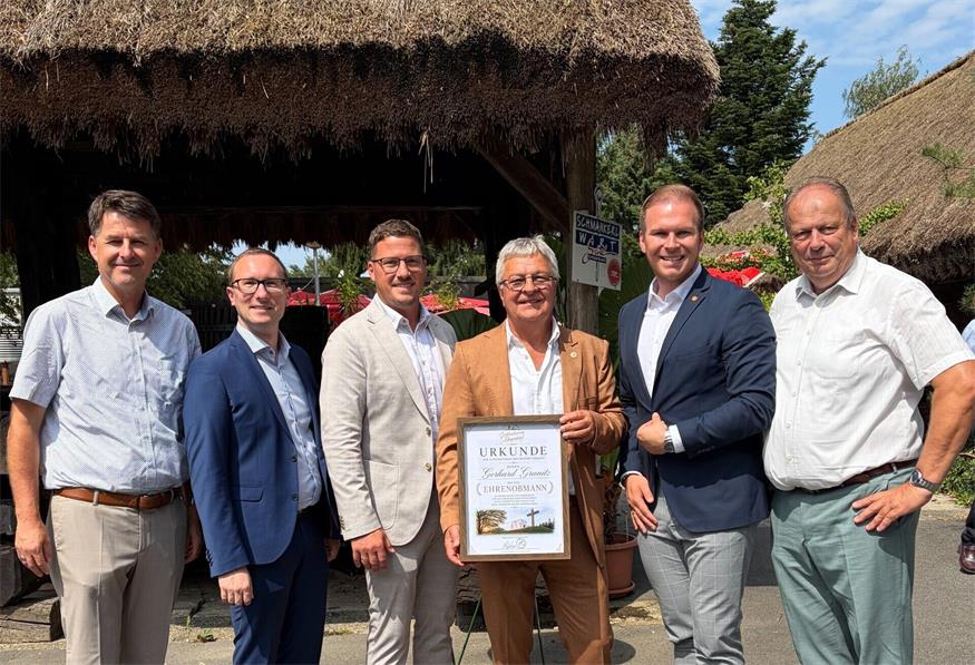 Bezirkshauptmann Harald Dunkl, Vizebürgermeister Michael Glantschnig, Obmann Philipp Mayer, Ehrenobmann Gerhard Granitz, LAbg. Fabio Halb und Bürgermeister Josef Korpitsch beim Festakt. 