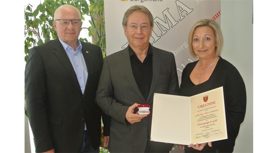 Bezirkshauptmann Werner Zechmeistrer bekam von Amtsleiter Karl Aufner und Bürgermeisterin Claudia Schlager die Goldene Ehrenspange der Stadt Mattersburg verliehen.