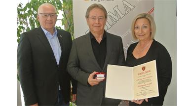 Bezirkshauptmann Werner Zechmeistrer bekam von Amtsleiter Karl Aufner und Bürgermeisterin Claudia Schlager die Goldene Ehrenspange der Stadt Mattersburg verliehen.