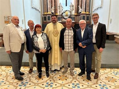Bezirksobmann  Albert Maschler, Landesobmann Rudolf Strommer, Pfarrer Julian Heissenberger, Paul Blaguss, Landtagsabgeordneter Patrik Fazekas mit dem  Paar Traude und Leopold Golubich, die ihre Goldene Hochzeit feierten. 