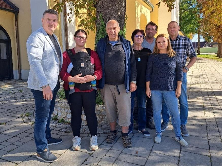 Bezirksparteiobmann Sascha Gerdenitsch (l.) und Bezirksgeschäftsführerin Gabriela Cucerca (2. v. r.) mit dem neuen Team der FPÖ Pöttsching: Kassier-Stellvertreterin Kassandra Radax, Ortsparteiobmann Hermann Loidolt, Obmann-Stellvertreterin und Schriftführerin Andrea Helfenschneider, Rechnungsprüfer Nazmi Nikqi sowie Kassier Heinz Tinhof.