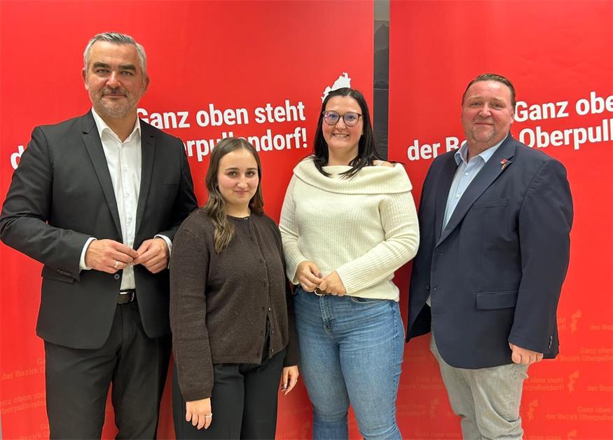 Bezirksparteivorsitzender Landesrat Heinrich Dorner (l.) und Landtagsabgeordneter Roman Kainrath (r,) freuen sich über die zweifache Frauenpower, die mit Santina Brenner aus Oberloisdorf (2.v.r.) und Johanna Ranz aus Ritzing in der SPÖ-Bezirksorganisation Oberpullendorf Einzug hält.