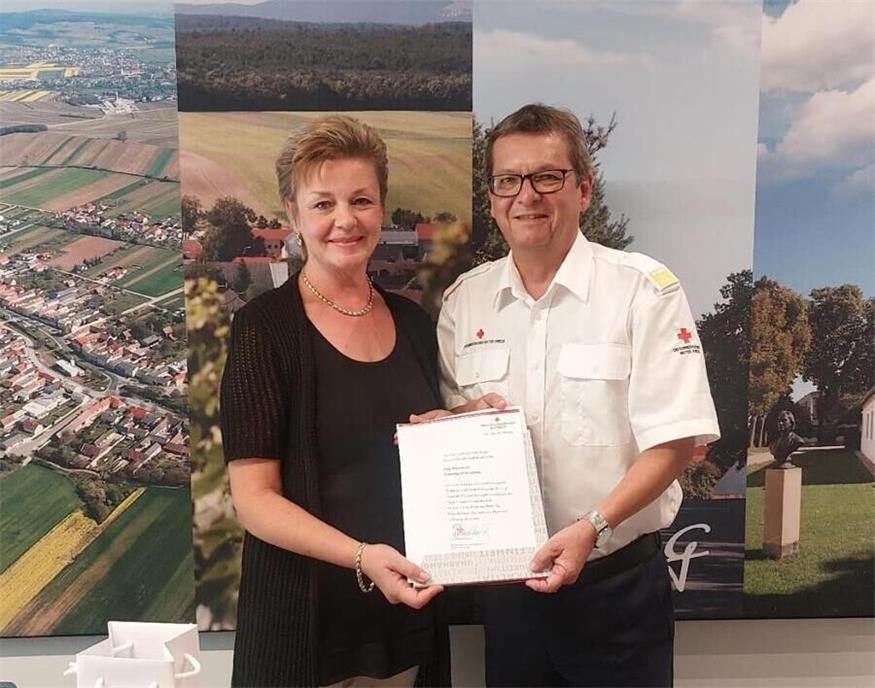 Bezirksstellenleiter Rudolf Haider (r.) überreichte Theresia Iby eine Dankesurkunde.