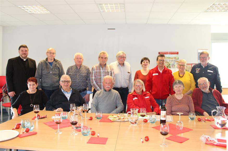 Bezirksstellenleiterin Angela Pekovics, ihr Stellvertreter Julian Heissenberger und ihr designierter Nachfolger Rudolf Haider freuten sich über den Besuch ehemaliger Mitarbeiterinnen und Mitarbeiter sowie Freiwilliger auf der Rot Kreuz-Bezirksstelle.