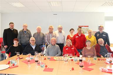 Bezirksstellenleiterin Angela Pekovics, ihr Stellvertreter Julian Heissenberger und ihr designierter Nachfolger Rudolf Haider freuten sich über den Besuch ehemaliger Mitarbeiterinnen und Mitarbeiter sowie Freiwilliger auf der Rot Kreuz-Bezirksstelle.