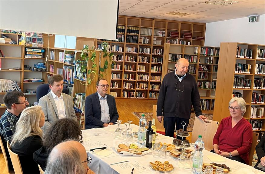 Bezirkstreffen der Bibliothekare. Rudolf Ferscha konnte kürzlich Kollegen und Kolleginnen aus dem ganzen Bezirk begrüßen. Mit dabei auch Bürgermeister Johann Heisz und Vizebürgermeister Nikolaus Dominkovits. 