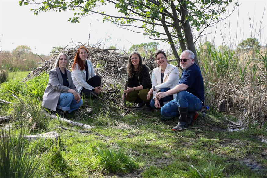 Bibermanagerinnen Tanja Spreitzer-Polleres und Carina Eisenwagner, Landeshauptmann-Stellvertreterin Anja Haider-Wallner sowie Elke Schmelzer und Josef Schuh vom Vorstand des Naturschutzbundes Burgenland