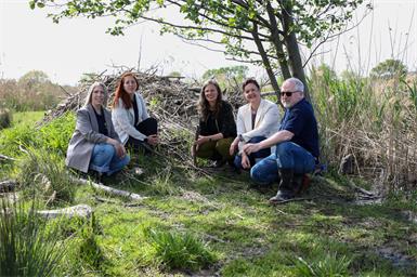 Bibermanagerinnen Tanja Spreitzer-Polleres und Carina Eisenwagner, Landeshauptmann-Stellvertreterin Anja Haider-Wallner sowie Elke Schmelzer und Josef Schuh vom Vorstand des Naturschutzbundes Burgenland