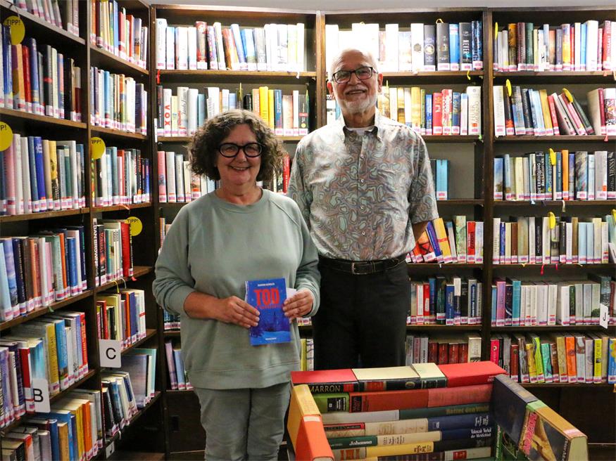 Bibliotheksleitung Christiane Schnalzer und der Langecker Autor Raimund Keinrath bei dessen Lesung in der Bibliothek.