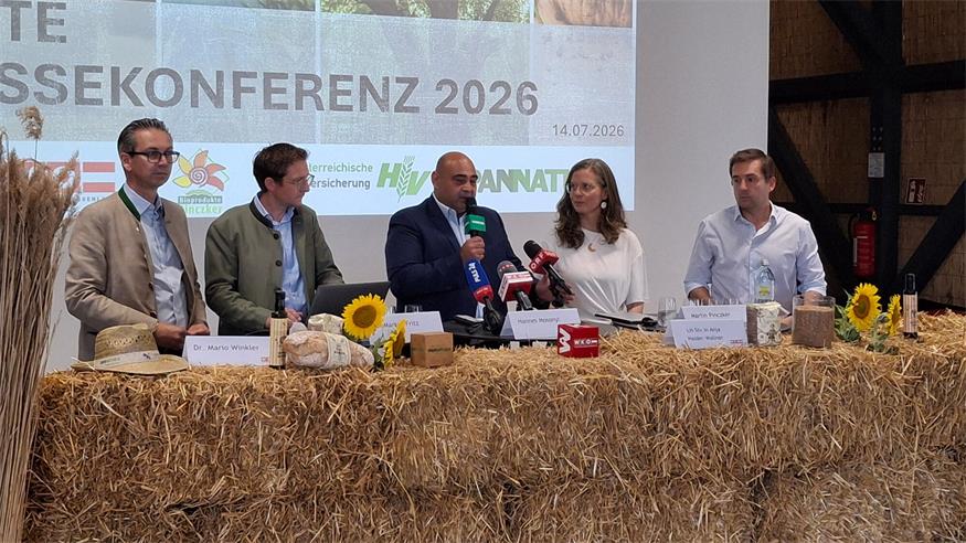 Bilanz. Mario Winkler (Hagelversicherung), Markus Fritz (PANNATURA), Hannes Mosonyi (WKO), Anja Haider-Wallner (Landeshauptmannstellvertreterin) und Martin Pinczker (Bioprodukte Pinczker, v.l.) gaben einen Überblick über die heurige Getreideernte und die Folgen des Klimawandels.