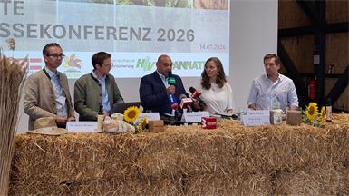 Bilanz. Mario Winkler (Hagelversicherung), Markus Fritz (PANNATURA), Hannes Mosonyi (WKO), Anja Haider-Wallner (Landeshauptmannstellvertreterin) und Martin Pinczker (Bioprodukte Pinczker, v.l.) gaben einen Überblick über die heurige Getreideernte und die Folgen des Klimawandels.