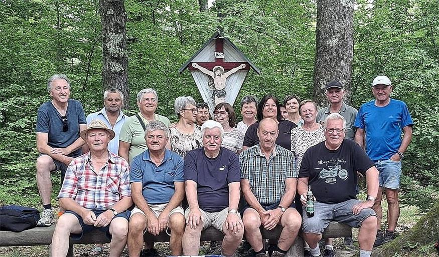 Piringer Senioren und Seniorinnen genossen Jause im Obstgarten 