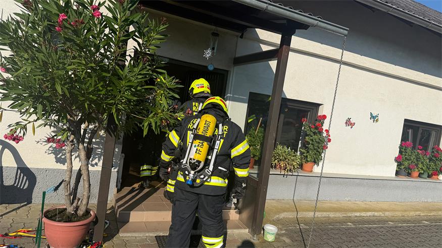 Feuerwehr holte Bewohnerin aus brennendem Haus 