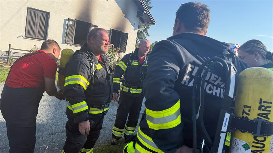 Feuerwehr holte Bewohnerin aus brennendem Haus 