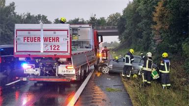 Auto bei Starkregen auf A4 verunglückt: Feuerwehr Neusiedl im Einsatz