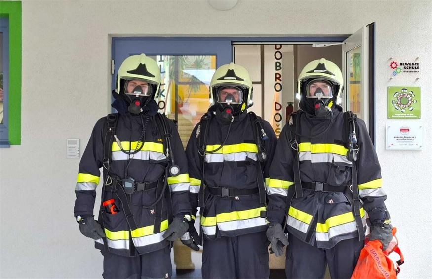 Drei Feuerwehren übten Brandeinsatz im Großwarasdorfer Schulhaus 