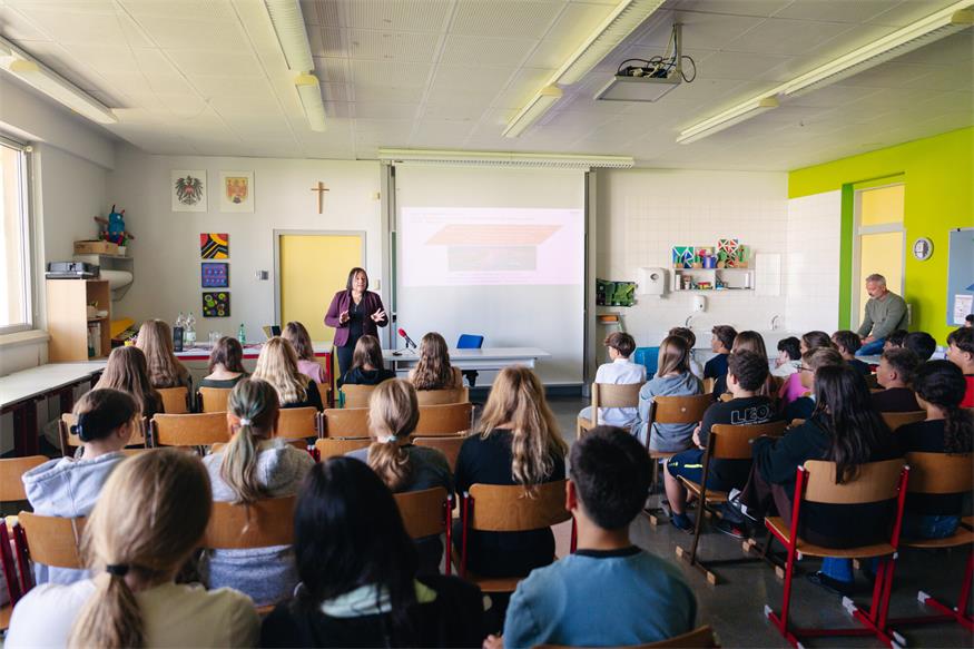 Zwischen Zug und Schule: Wenn es eng wird am Bahnsteig 